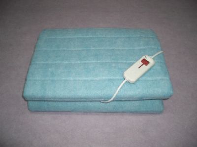 120*160cm ebatnda 80 watt ift kiilik elektrikli alt battaniyesi.200 gr nonwoven dan bask yntemiyle dikisiz retilmitir.
ce belgeledir.
